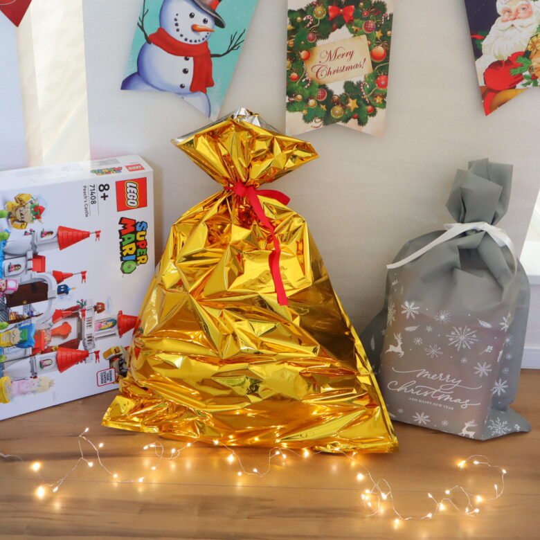 セリアで揃うラッピング🎉 セリアにはラッピングペーパーやラッピング袋がたくさん🛍️ 今年のクリスマスは ラッピングペーパーやラッピング袋を揃えて自分好みのラッピングに仕上げてみるのはどうですか🎁？ シンプルなクラフト袋でも リボン🎀の種類も豊富なので可愛く