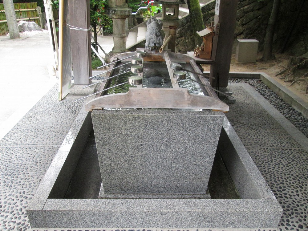 曽我浅間神社に手水鉢が設置されました・ ・ 曽我浅間神社に新しく「手水鉢」ができました。 お花を浮かべた