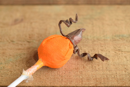 ハロウィン棒つきキャンディ 折り紙ラッピングアイデア