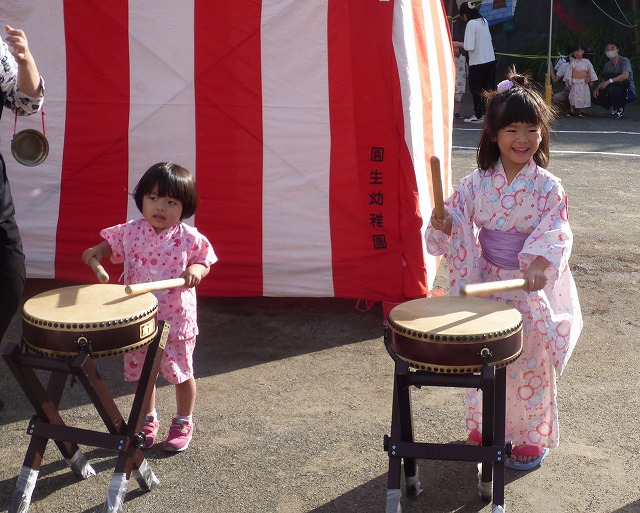 🏮夕涼み会③🏮 お面をかぶったり、お神輿を担いだりお祭り気分で楽しいね😃みふじ幼稚園 幼稚園 三芳町幼稚園 埼玉県幼稚園三芳町 埼玉県 満三歳児入園ができる幼稚園幼稚園未就園児教室夕涼み会 幼稚園夕涼み会幼稚園おみこし