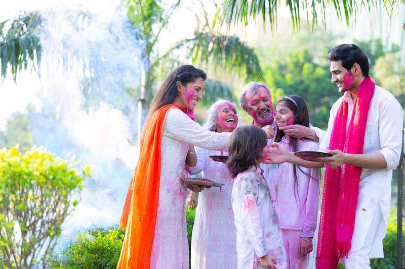 Three young female friends with glasses of beer at Holi Festivalの写真素材FYI03807030ストックフォトの Qlean Market キュリンマーケット