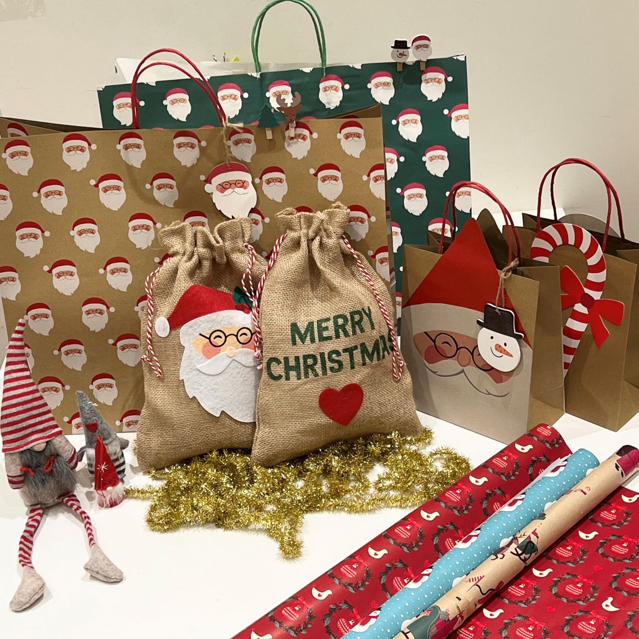 AmazonLEMESO クリスマス ラッピング 袋 紙袋 12枚セット マチあり 角底袋 小 手提げ袋 ギフトラッピング プレセント袋ギフトバッグ ギフト袋 お菓子袋 プレゼントバッグ かわいい 丸紐 おしゃれギフトバッグ・袋文房具・オフィス用品
