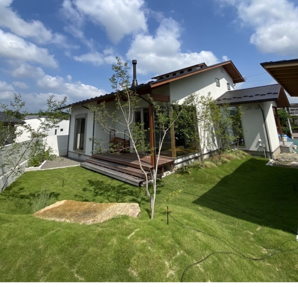 庭でバーベキューを楽しむ！落ち着いた空間を作る目隠しのアイデアと施工事例ウチソトスタイル