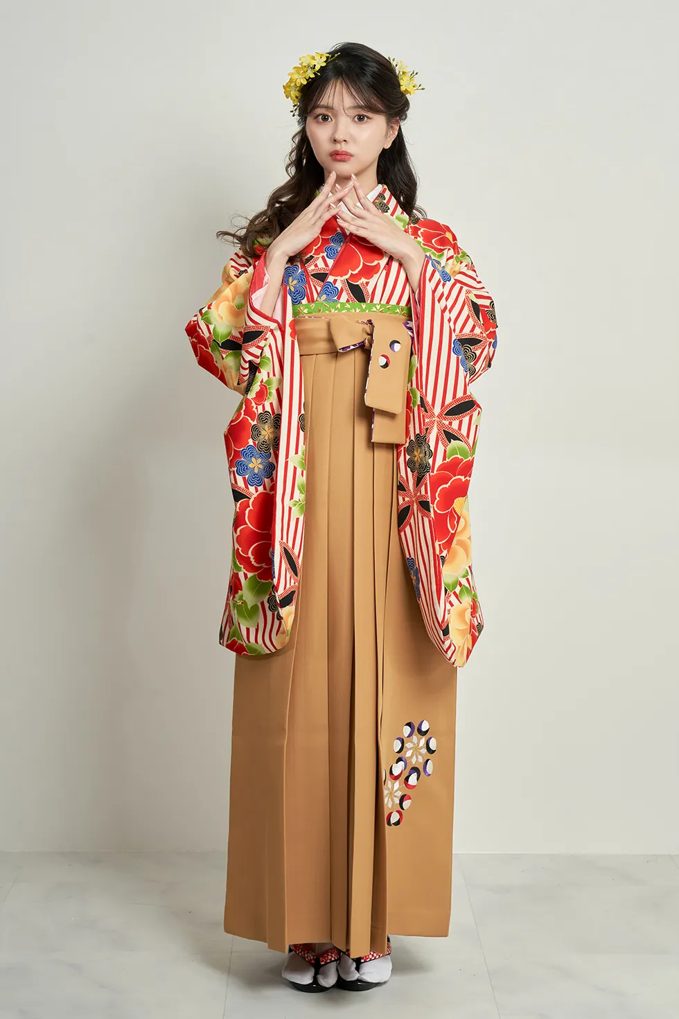 歴史のある神社にて鮮やかで美しい朱色の振袖で成人式の写真撮影OurPhoto アワーフォト