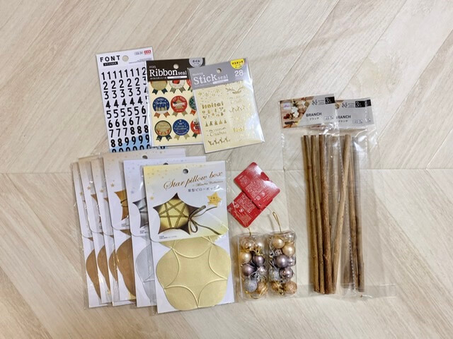 靴下にお菓子などを入れられるアドベントカレンダーをつくるよ！詳しい作り方→https:youtu.be ydPPppw-6nA,折り紙おもちゃ箱 アドベントカレンダー クリスマス 靴下 お菓子入れ