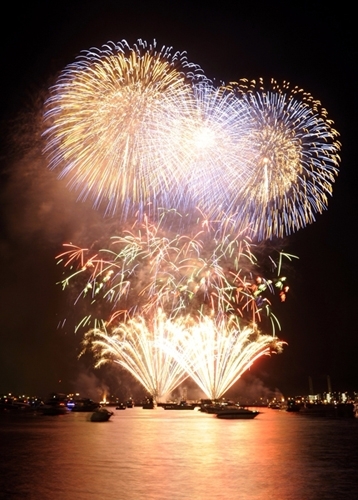 横浜大桟橋に停泊中の飛鳥Ⅲと 横浜ナイトフラワーズ花火です。 この日は夏至の為、未だ明るい空での打ち上げとなりました。飛鳥Ⅲ飛鳥クルーズ横浜ナイトフラワーズ大桟橋港の見える丘公園飛鳥花火大会みなとみらい横浜観光yokohamamyガーデン