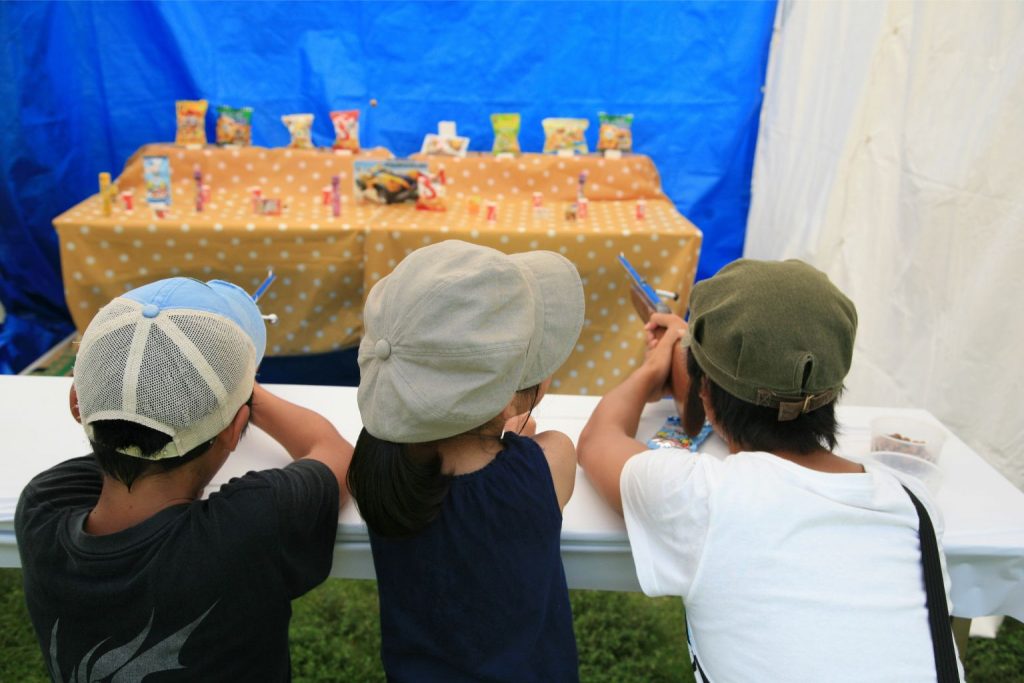 おうち縁日🍧開催☺︎, 急遽だったけど、みんなで色々と持ち寄って、子ども達が遊んでる間に作って楽しい夏祭りが出来ました🌻,飾りはほぼ100均様々🙏, 食べ物は, フランクフルト、焼きそば、唐揚げ、枝豆、たこ焼き、ポテト、とうもろこし,デザートにチョコバナナ、ポップコーン🍿かき氷🍧, 遊びは射的、ヨーヨー釣り、ぷよぷよボールすくい、的当て、ビンゴ、じゃんけんゲーム✊,