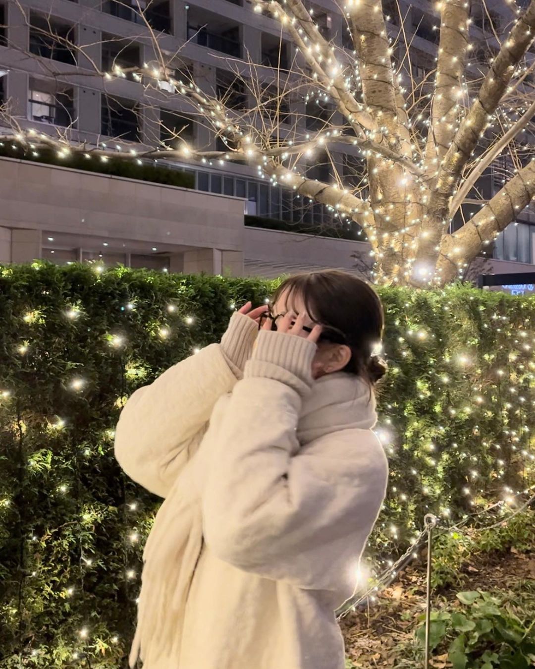 マイナビティーンズ 公式・ 今回紹介するのは、ツリーフォト🎄 冬には必ず撮りたい映えスポット！！ お友達と並んで撮るのもかわいいし、お互いに撮りあってもかわいいので是非撮ってみてね🤍 ——————————————— 素敵なお写真は以下の方からお借りしています