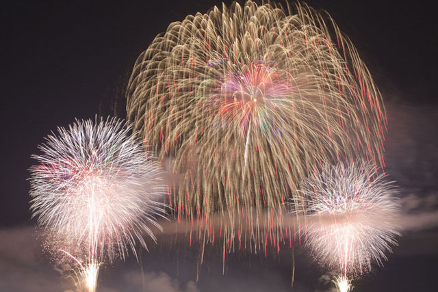 大曲の花火大会2025の美しいスターマイン