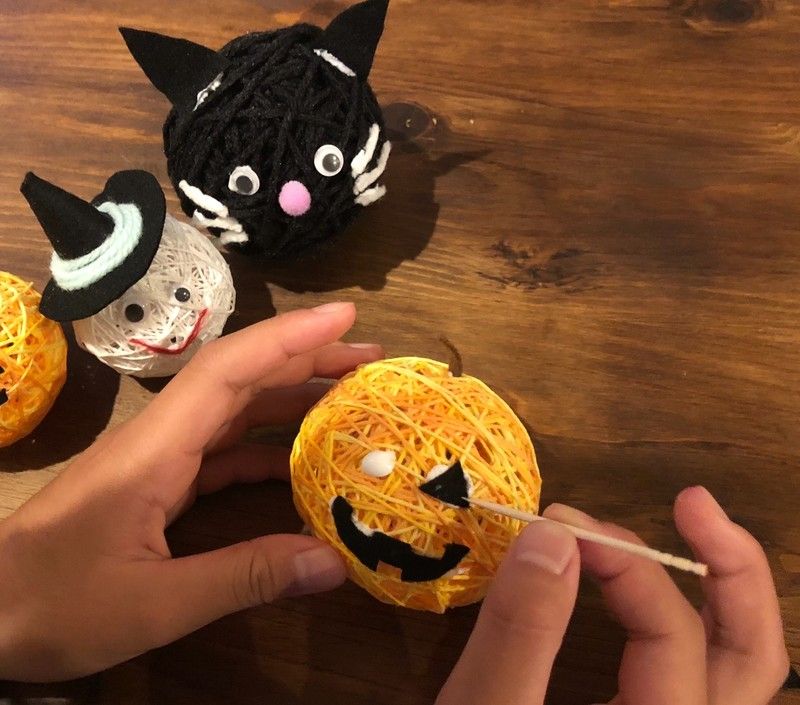 ハロウィン製作 毛糸でくるくるハロウィンカップ作り＃ハロウィン 10月製作保育士を応援する情報サイト 保育と暮らしをすこやかに ほいくらし