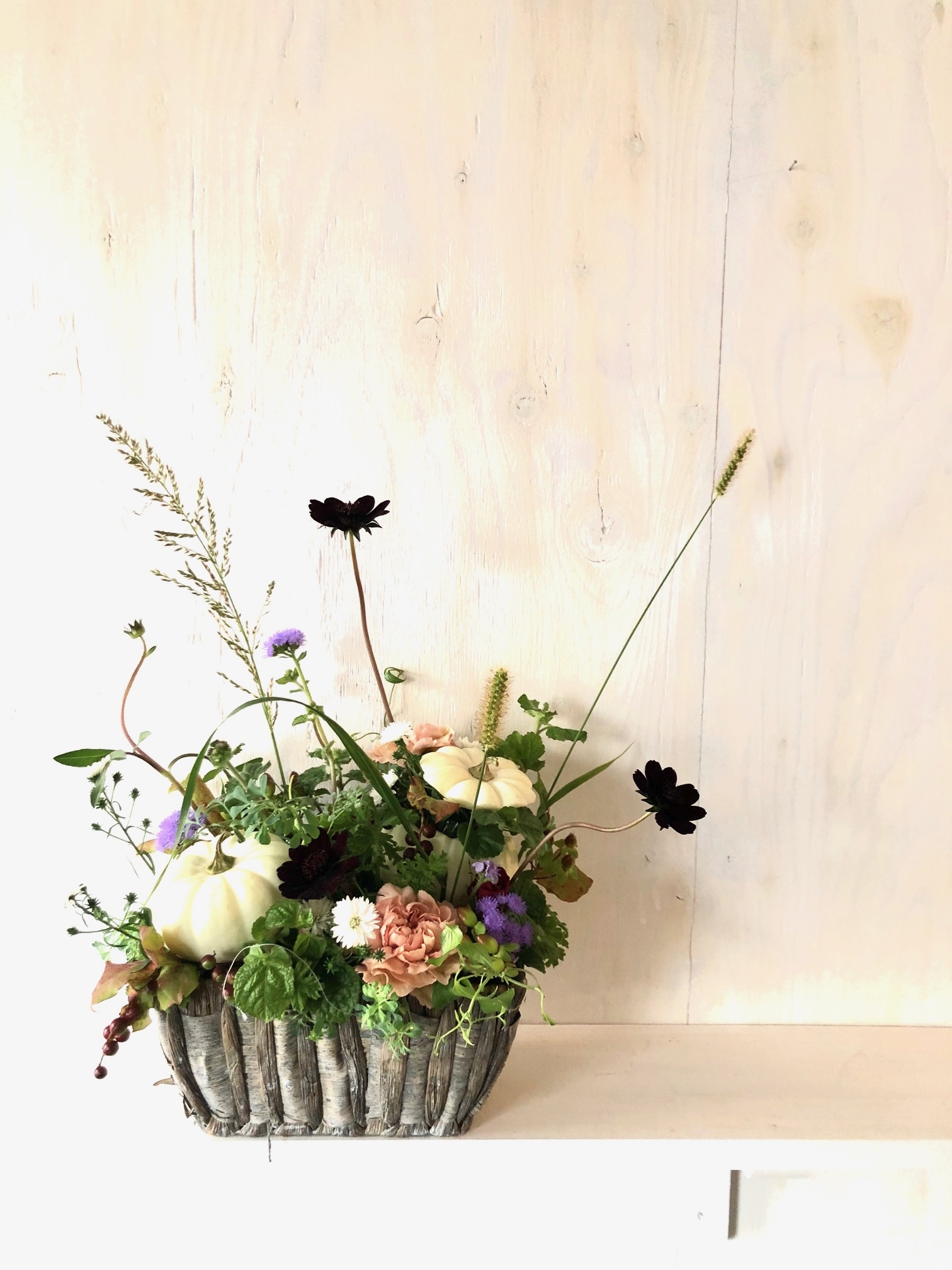 実りの秋のユニークイベント、ハロウィンを祝うアレンジメントSUMAU