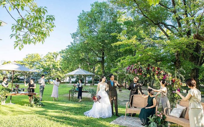 まるで海外ウェディング！いま話題のガーデンウェディングの魅力って？元プランナーの取材レポ＆結婚式のHowTo記事