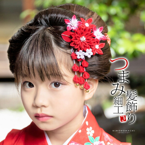 お祝いの帽子に風船とかわいい笑顔11個の数字。お誕生日おめでとう11歳。ベクトルフラット漫画のキャラクターイラスト デザイン。白い背景に隔離されています。ハッピーバースデー11年カードコンセプトのイラスト素材・ベクター Image 142113737