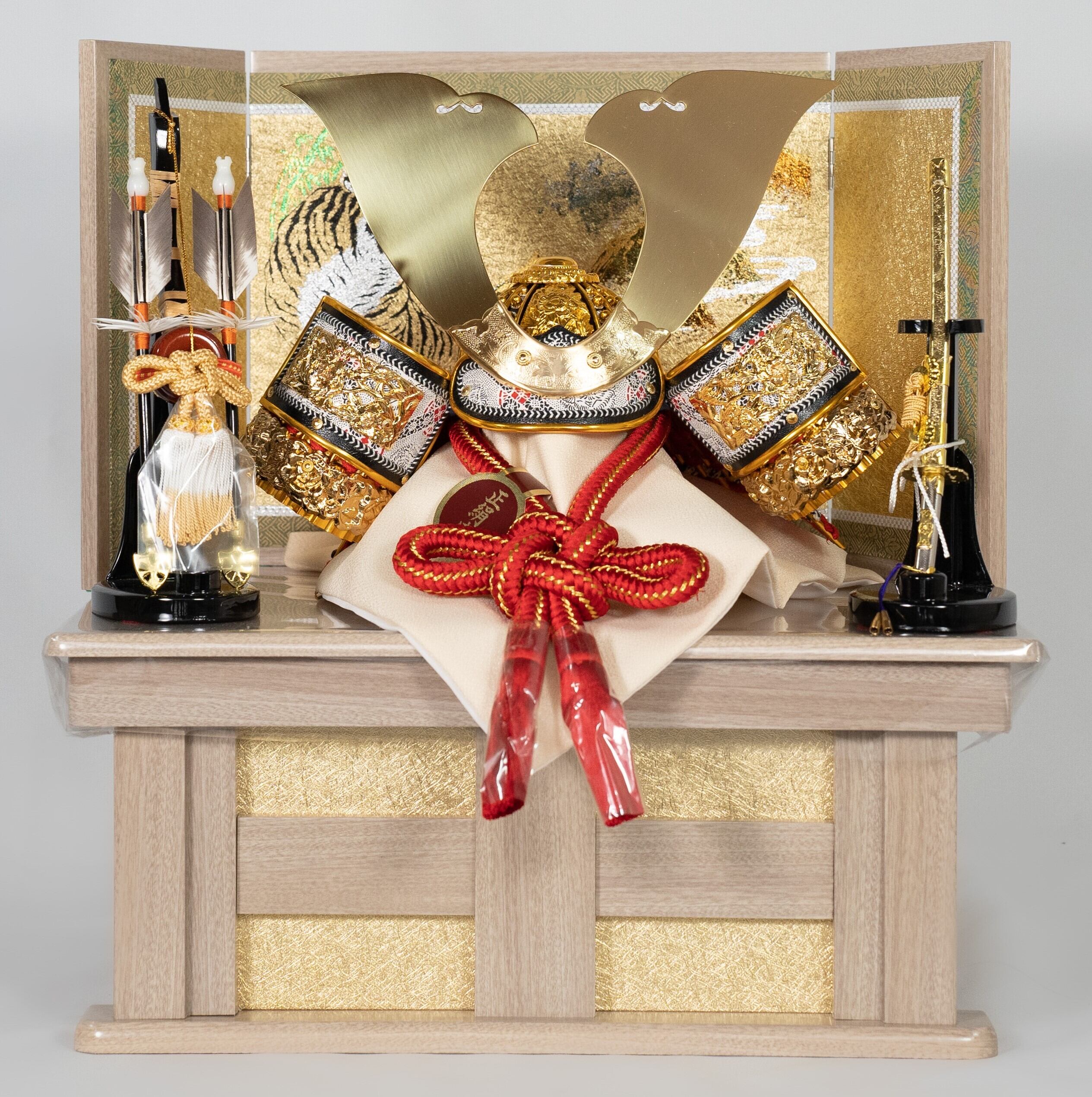 お孫さんの端午の節句のお祝いに。4樹種の無垢材でつくる兜飾り株式会社やまとわ