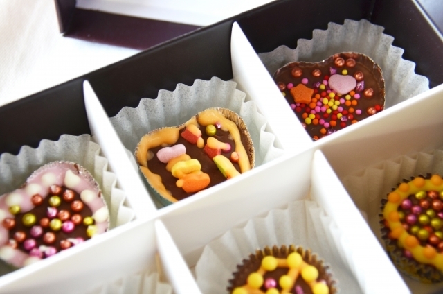 人間国宝ショコラティエも大絶賛！？ふれあい牧場にお菓子の家が出現。感動のあまり全財産を寄付！？お菓子まみれのバレンタインイベント開催！ –unCompany games