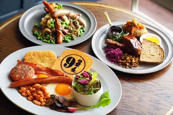 スタジオツアー東京「アンブリッジ教授のアフタヌーンティー」が苺尽くしに、ダンブルドア校長風パフェも - ファッションプレス