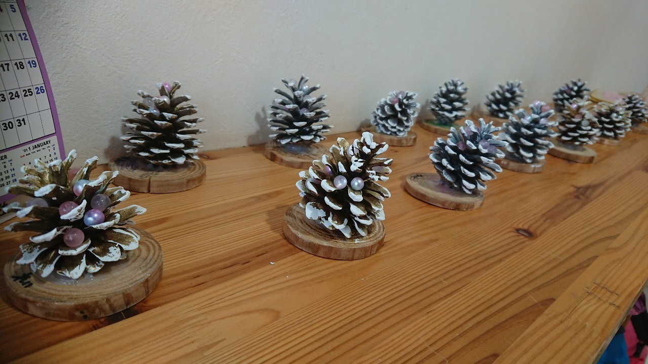 松ぼっくりでクリスマス飾りを作ろうたのさく