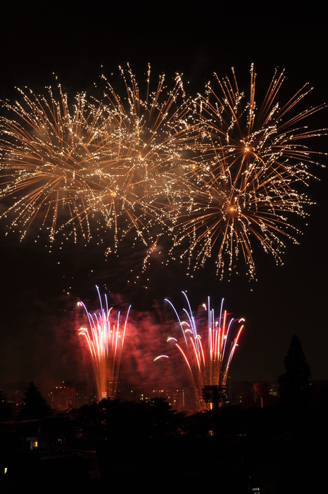 夏の恒例行事である「八王子花火大会」今年も開催が決定しました!!🎆 八王子まつりの一環として開催される花火大会は、 スターマインや仕掛け花火 など、約4,000発の花火が打ち上げられます!!🎇 詳細については順次弊協会のホームページでお知らせいたします。 日時:令和7
