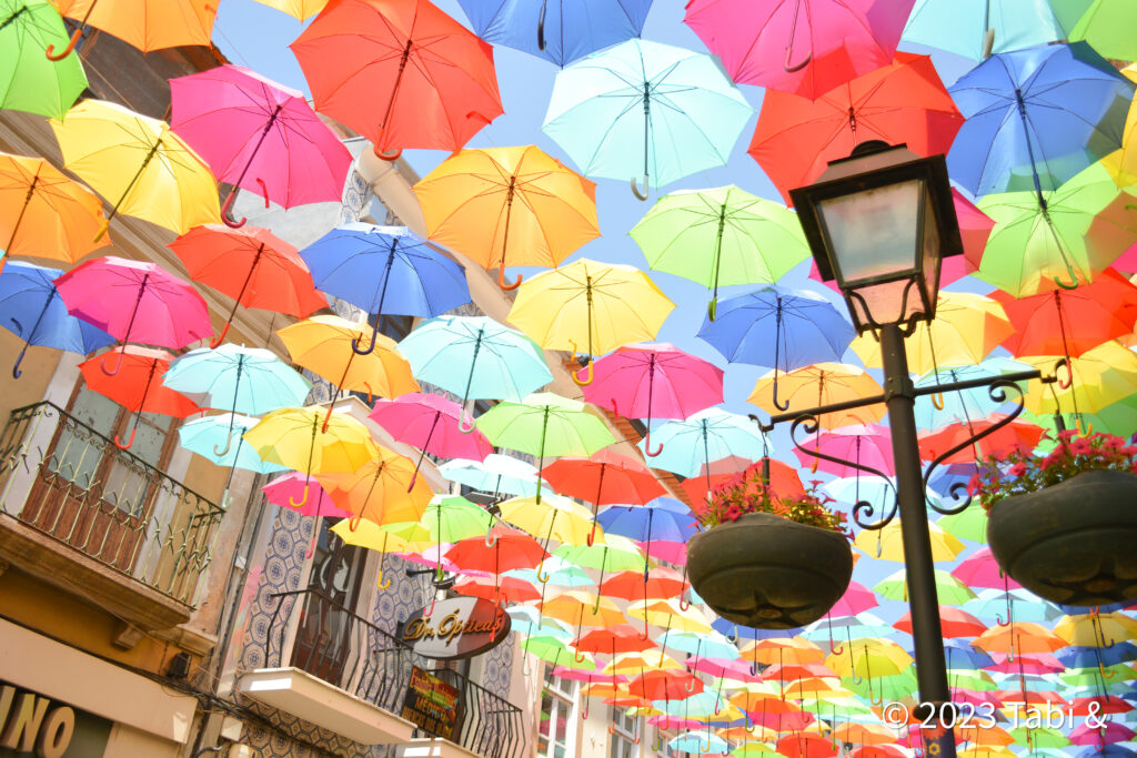 ポルトガルで一番カラフルな町！写真映え抜群のアゲダの傘祭り ▻ Portugal Travel