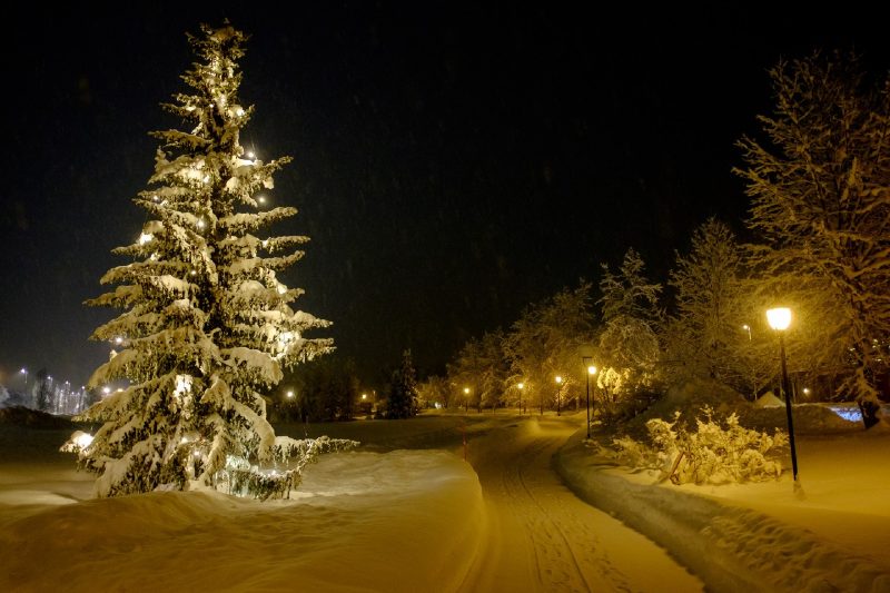 単品： 駅前のクリスマス風景 - クリスマスの街並み背景素材店みにくる