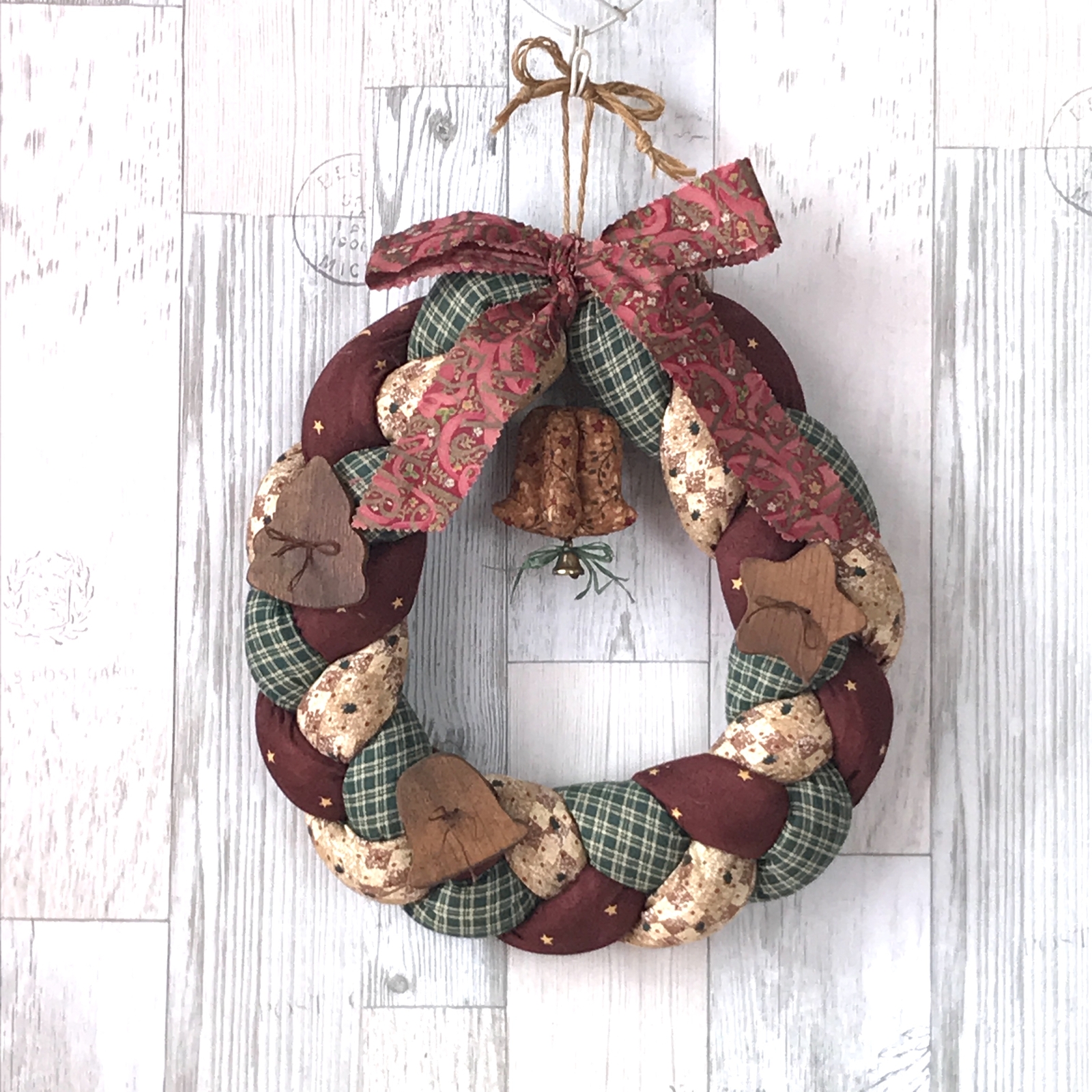 もうすぐクリスマスですね🎁🌟 まだ間に合う！ハギレで作る布リース🎄 YouTubeにて 誰でも簡単に作れるクリスマスリースの作り方を発信しています☃️💡再生回数5.5万回突破🥹簡単！なのに可愛くておしゃれ✨ ぜひ、参考にして作ってみてくださいね YouTubeカズマ