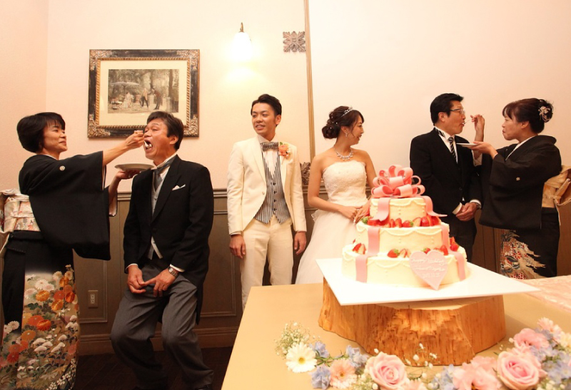 ウエディングケーキを使った素敵な愛情演出ファーストバイト！大きく口を開けて愛情にかぶりついちゃいましょう！宮の森迎賓館ウエディングBLOG