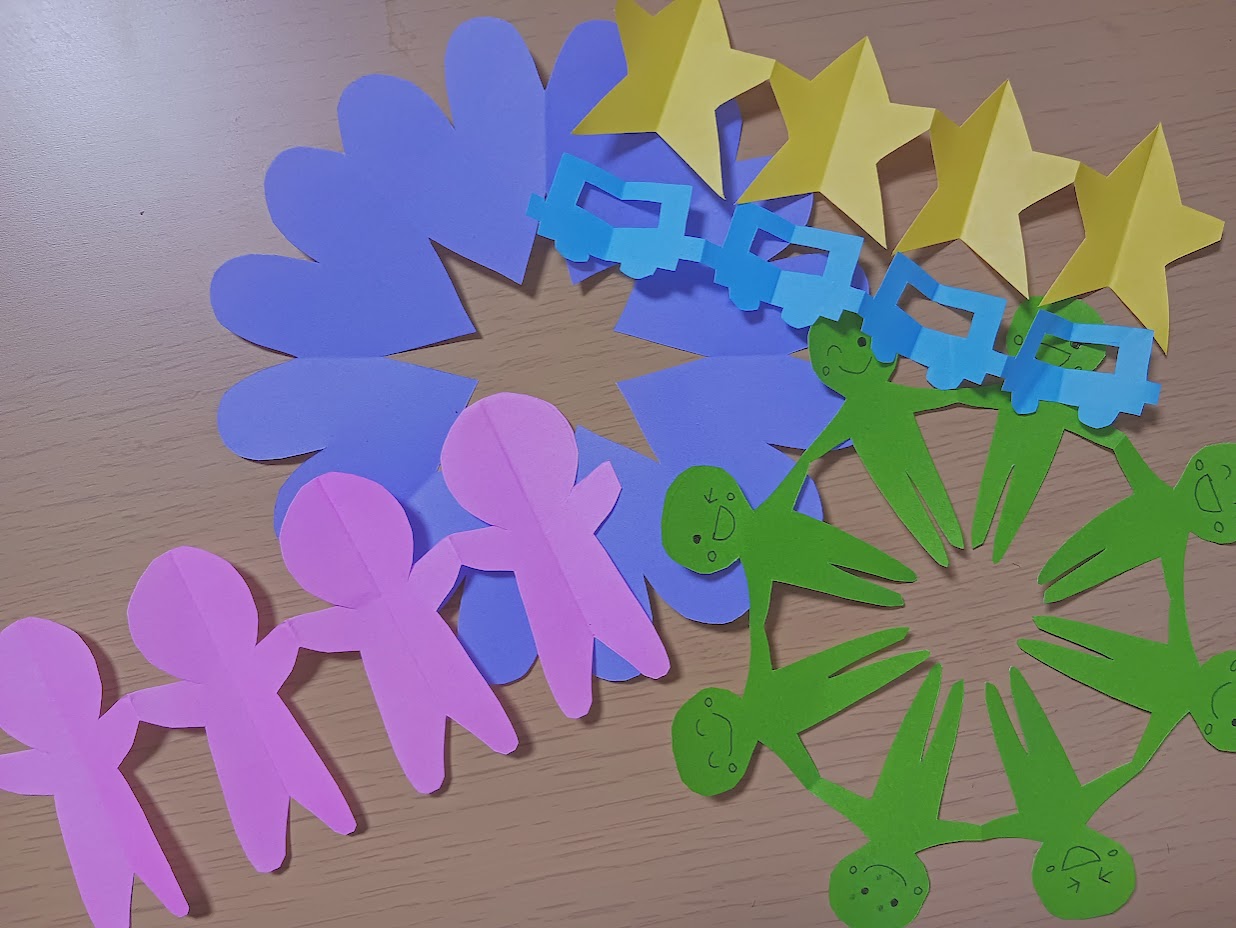 おうちクリスマス飾りにおすすめ！折り紙で作る雪の結晶ガーランド