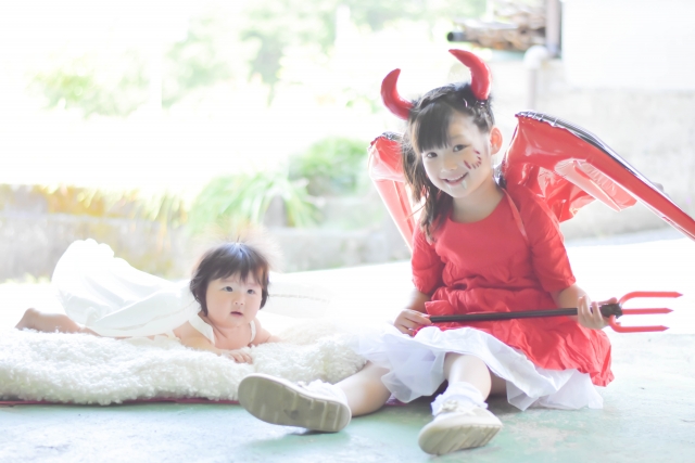 小さな吸血鬼の子供。ハロウィンメイクの女の子。彼女の顔に血を持ったドラキュラの子供。ハロウィーンの休日の子供たちの写真素材・画像素材 Image107841752