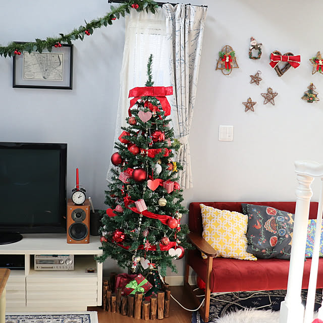 下から見た素敵な輝きのクリスマスツリーの写真・画像素材-Snapmart スナップマート