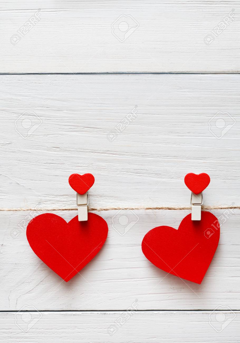 縦にカラフルなハートの花輪。バレンタインデーのロマンチックな背景。白で隔離の図Premiumベクトル素材