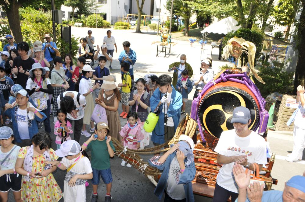亀戸香取神社宮神輿通称こんにゃく神輿 明治11年亀戸錺師の矢澤作 三尺九寸彫金装飾も立派です✨