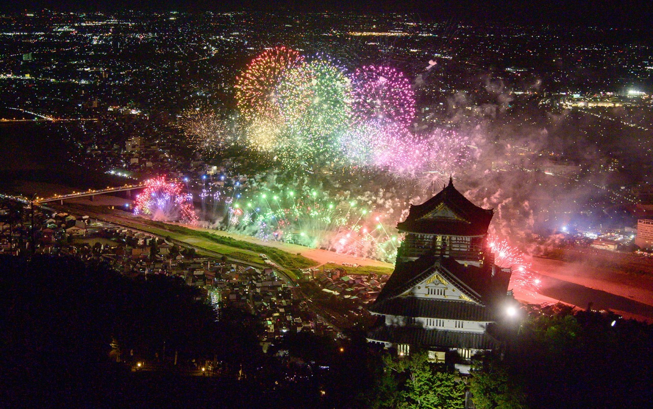 第69回大垣花火大会が開催されます！ 🌟7月26日 土🌟午後7時30分～午後8時15分 予定※荒天・増水時は、8月30日 土 に延期今年のテーマは「戦後から未来へとつなぐ花火ショー」🎇戦前と戦後の花火を打ち上げるとともに、大垣ならではの10号玉の大型花火や