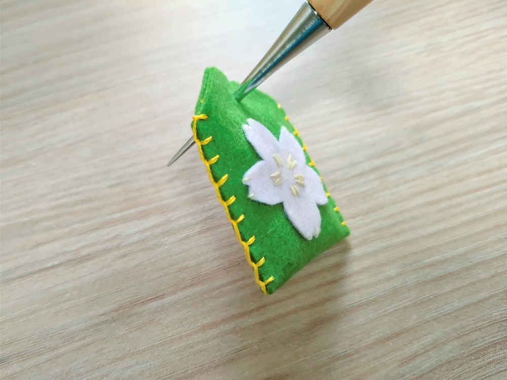 手作りお守り 🙏🏻❤️‍🩹 思い出になる手作りお守り♡ フェルトや中に詰める綿を用意して作れるよ✌️100均や手芸用品店で探してみてね😉🫶🏻💞 Photo by @pyonsuzv @sa___ike @yu._05 @__6lwsy5@t.east_sc @pi_vp.y ⁡ ========================= ⁡ 洋服の青山