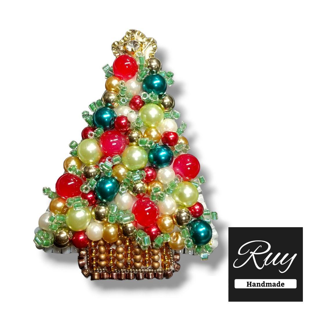 クリスマスブローチ🎄 ミシン刺繍にビーズで作ってみたけど 2枚目なんか違うと思って ホットフィックス仕様に変更しました。 ブローチでもバッグチャームでも可愛いくなりそう💕ハンドメイド大好きハンドメイドミシン刺繍ミシン刺繍楽しいクリスマス