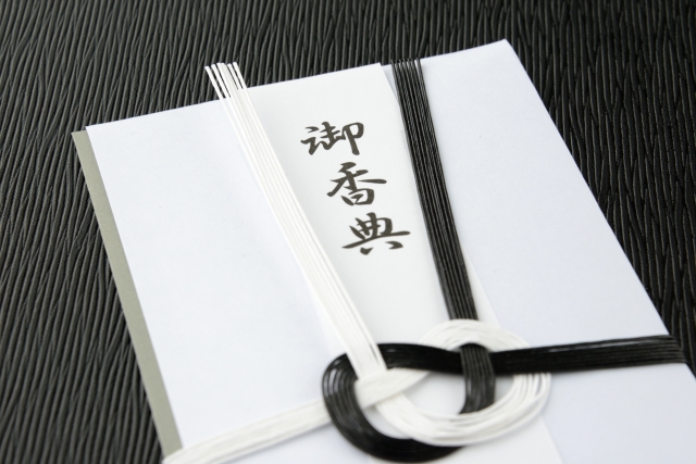 意外と相場がわからない！一周忌の香典の相場やマナーを完全解説！やさしいお葬式