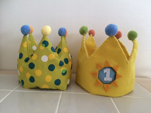 ＼保育園の誕生会 , こんばんは！, 保育士のあつみです。, 今日は保育園の誕生日会にぴったり！, バースデーケーキの冠を作りましたー！,厚紙や工作用紙なんかを土台にする事で、丈夫でこわれにくく作れます。, 今回厚紙に画用紙を貼りましたが ,もともと色付きの工作用紙など使えば、楽して省略可能ですー！, 今回の誕生日の冠は、シンプルないちごのケーキをイメージしてデコレーションしました。,