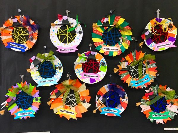 hoikore_official ⇦知って得する！保育のネタ帳 ＼今回の製作はこちら顔はめパネルでも可愛い♪ ハロウィンリース👻 簡単度☆5.0行事度☆5.0 ＼この製作はこんな先生におすすめ○ハロウィン製作をしたい先生 ○簡単なリースの飾りを作りたい先生 ○保育室が