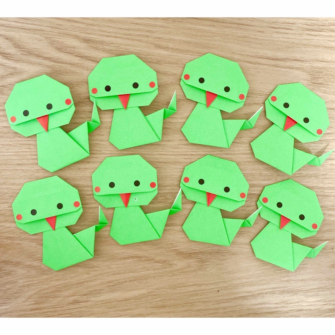 こんばんは♪ 今年中に作りたかった作品、「十二支」を折ってみました。🐭🐮🐯🐰🐲🐍🐴🐏🐵🐔🐶🐗 過去に投稿済みの8作品に、「龍」「 へび」「馬」「鶏」の4作品をを新たに考えました。 どれも他の動物シリーズ同様、後ろの角を起こせば立てて飾ることができます。 手の