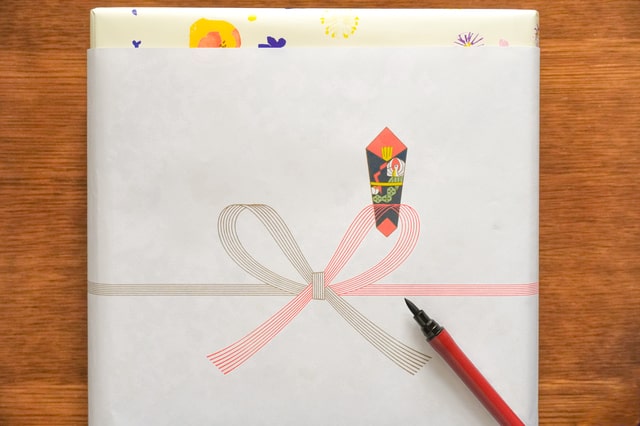 就職祝いのご祝儀袋や熨斗の書き方は？贈る前に基本的なマナーを押さえておこうよみものTHE GIFT