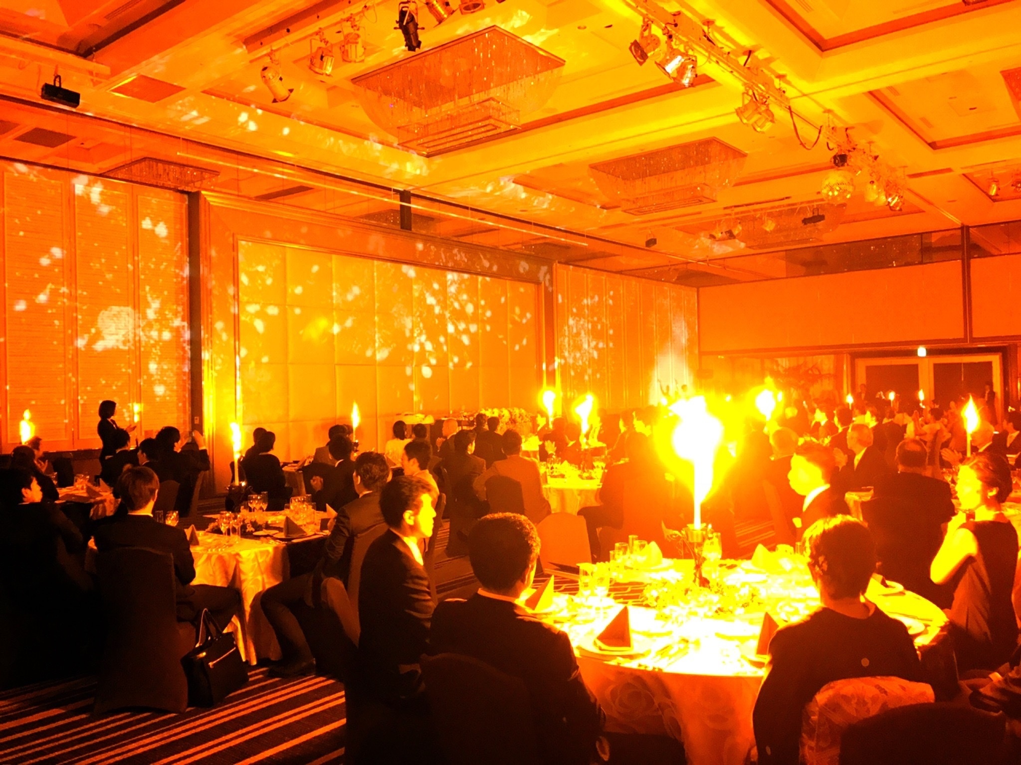 テーブルファイヤー＆ファイヤーフレームメイリークリスタルレーザー演出特殊効果演出舞台照明プロジェクションマッピングイベント演出ウエディング 演出表彰式演出企業イベント演出