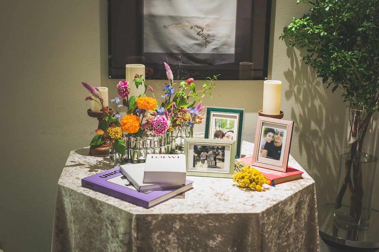 ウエルカム装飾 小瓶×お花をランダムにあしらう最旬装花SNAPゼクシィ