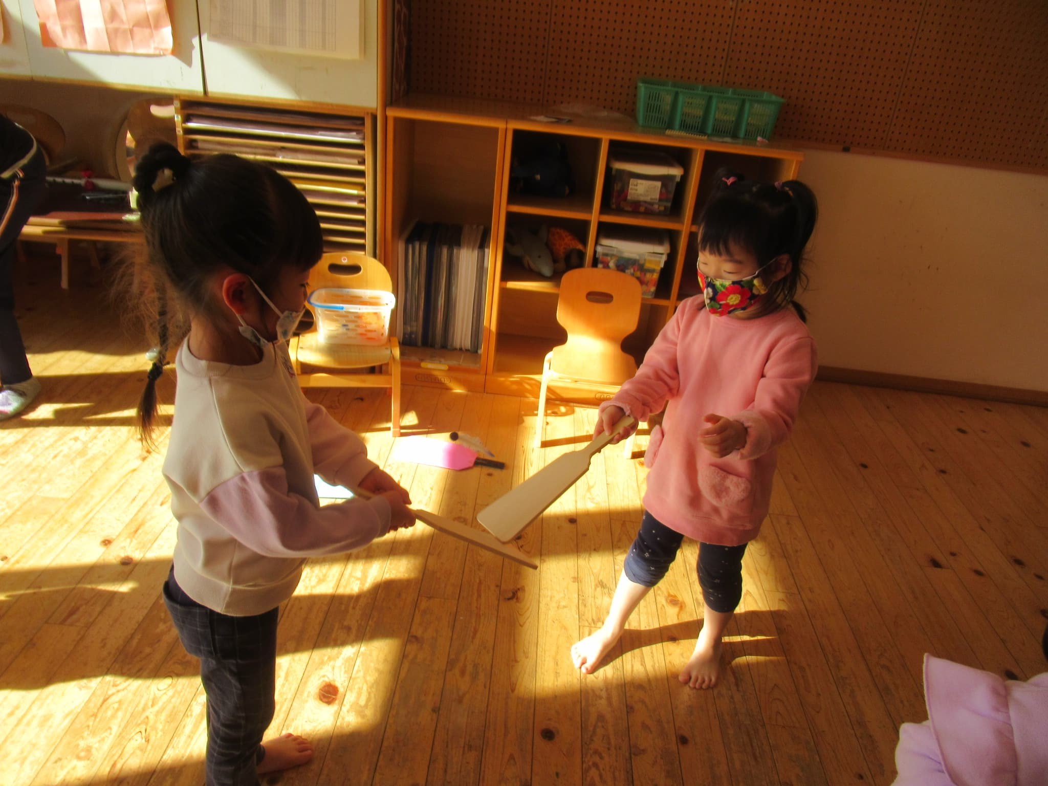 トーヨー おりがみコマ 5186 折り紙コマ くるくるコマ 回る折り紙 折紙工作 キラキラ光る 伝統遊び 正月遊び お正月飾り 和風玩具 幼児小学生向け 冬休み工作 TOYO 5186 英訳付き 説明書付き 6種類 色違い 親子遊び 室内遊びの通販はau PAY マーケット -ブングショップ