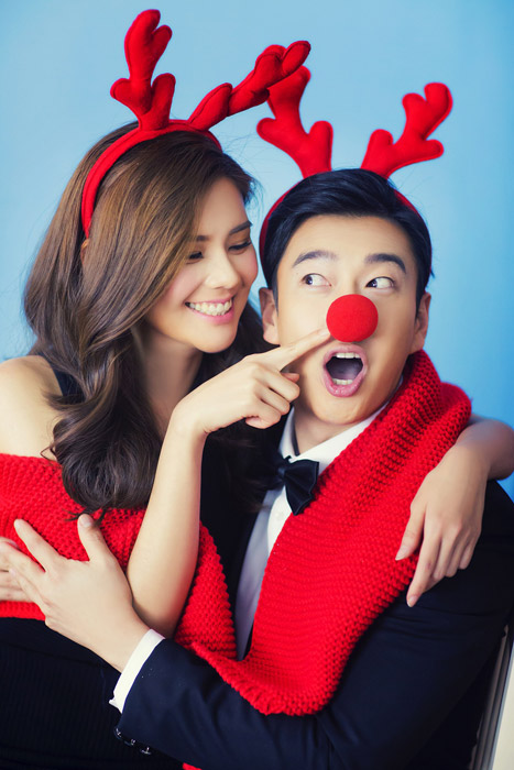 カップル 恋人 デート クリスマスイルミネーション 見つめる 横顔 写真素材4838057- フォトライブラリ