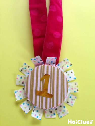 こんばんは🌝 わたこ先生です☆ . 本日は1・2歳児向け☆卒園プレゼント作りのご紹介🌷 ありがとうのお花メダル作ります🙆‍♀️🌸 .1歳児製作内容▶︎顔パーツを貼る .2歳児製作内容▶︎花びらを貼る ▶︎顔パーツを貼る . ※卒園のプレゼント製作ということで