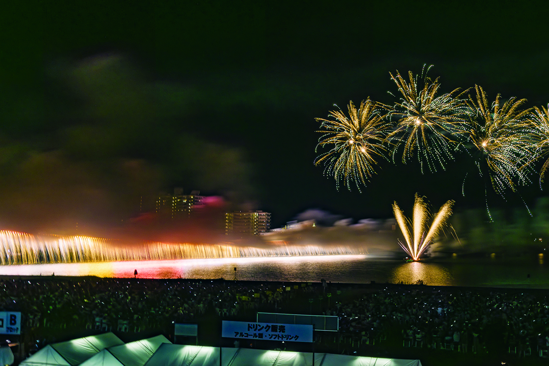 成羽愛宕大花火 花火の滝？！金の星ふります
