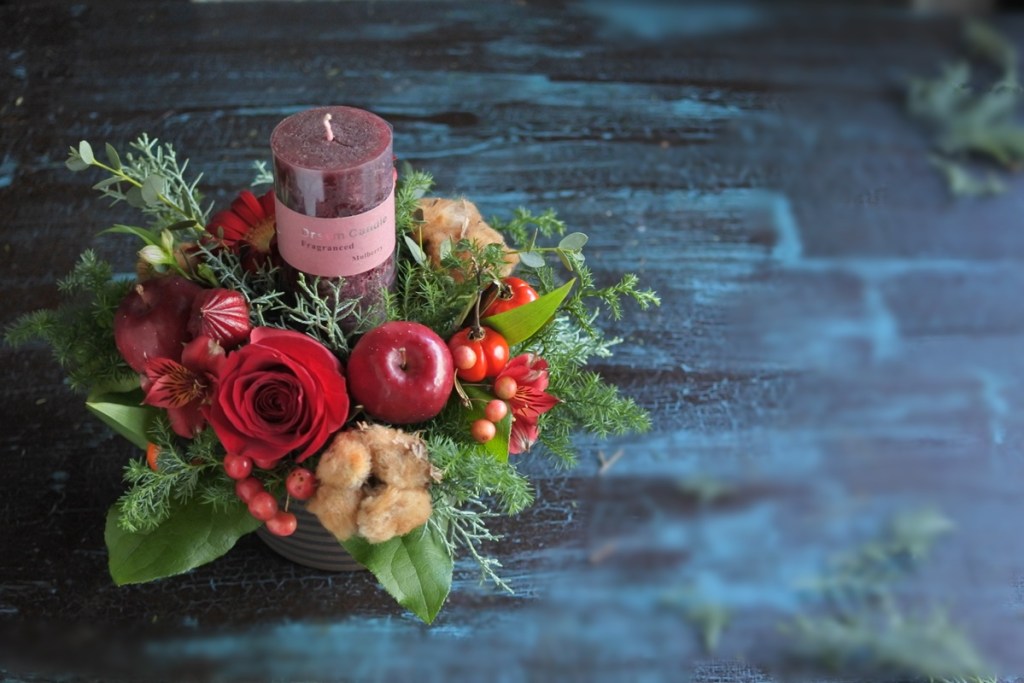 クリスマスキャンドルアレンジいかがでしょう。恵比寿の花屋ルーモアズ Rumours – Ebisu Flower Shop –