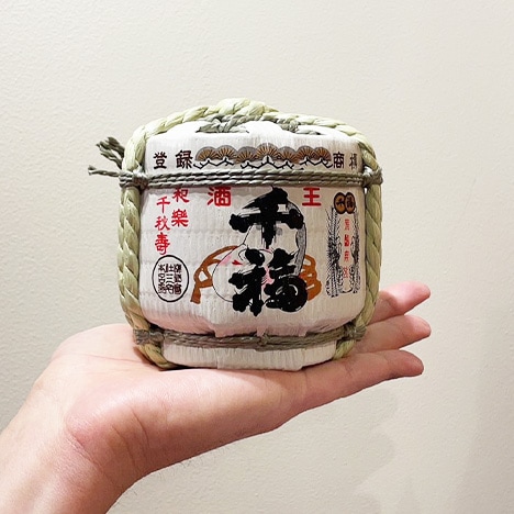 楽天市場 一升角樽 中身なし寿 。結婚式、結納、神事、祭礼に。誕生日の特別なプレゼント、好きなお酒で自作樽酒 、開店祝い、喜寿、米寿、還暦のお祝いに、棟上式、新築のお祝い、各種式典にも。ことぶき、縁起物、つのだる、角ダル、つの樽、年末年始にも : 金