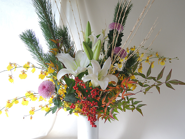 お正月花 花瓶に活けた、リビングにおすすめスタイリッシュな生け花お花選びのコンシェルジュ