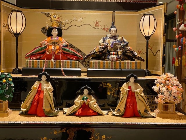 お内裏様とお雛様の位置、東西で違う理由は？ お雛様 飾り方 日本文化神戸市東灘区☆プライベート着付教室 きものclub夏彩 ナツイロ