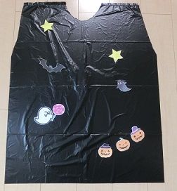 pierrot_sensei衣装製作 ハロウィンマント . まだ間に合う！ 100円ショップに売ってる材料だけで 自分だけのオリジナル ハロウィンマントを作っちゃおう♪. 先生が全部作るより 子どもと一緒にたのしく作れるのって 最高じゃない😁？♡ . ワンピースとかも簡単に作れ